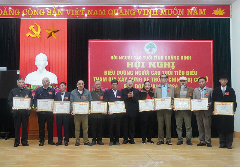 Lãnh đạo Hội Người cao tuổi tỉnh trao bằng khen Hội Người cao tuổi tỉnh vì đã có thành tích xuất sắc trong phong trào thi đua yêu nước “Tuổi cao-Gương sáng” năm 2024.