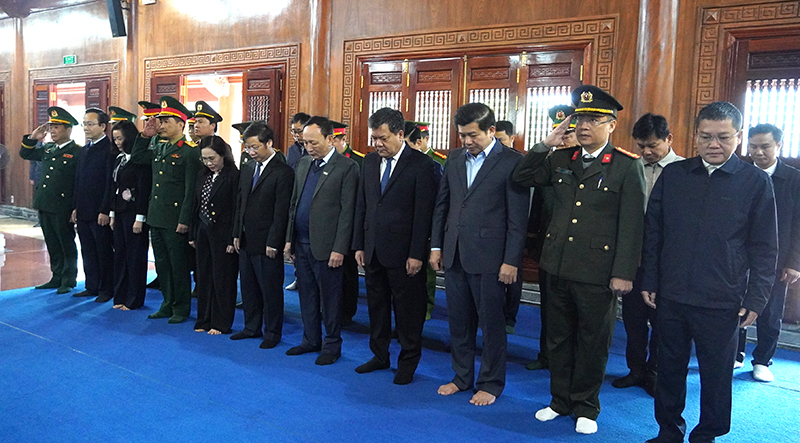 Đoàn đại biểu tỉnh dành phút mặc niệm tưởng nhớ Bác Hồ và các Anh hùng liệt sỹ.