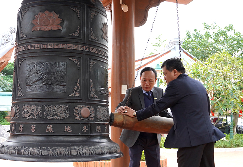 Đồng chí Phó Bí thư Thường trực Tỉnh ủy Trần Hải Châu và đồng chí Chủ tịch UBND tỉnh Trần Phong thực hiện nghi thức thỉnh chuông.