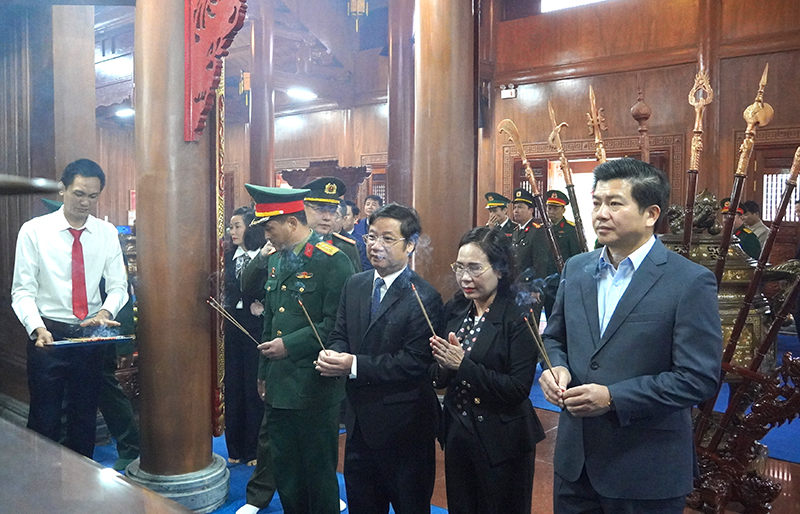 Các đồng chí lãnh đạo tỉnh dâng hương.