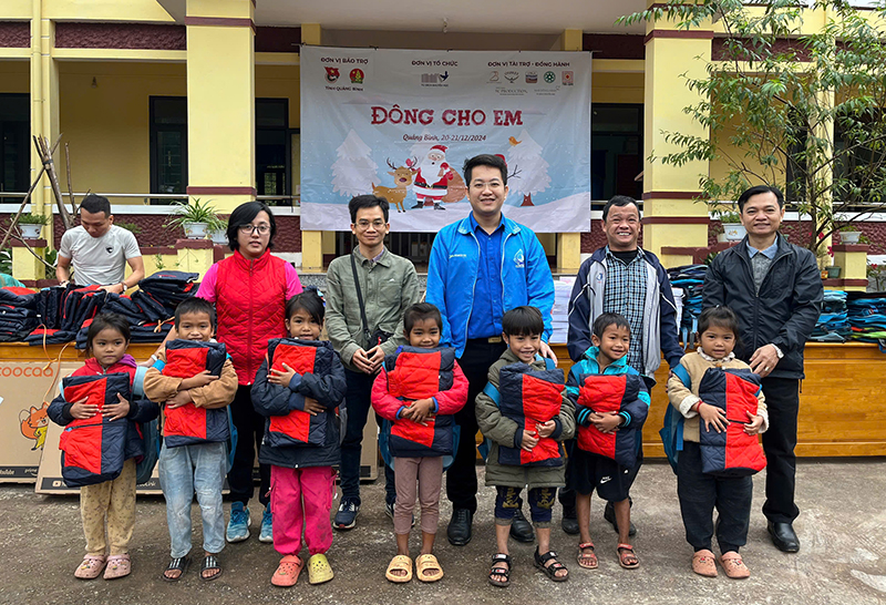 Đoàn công tác trao quà cho học sinh Trường tiểu học số 2 Thượng Trạch.