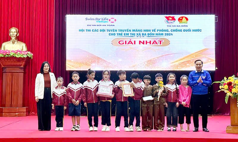 Ban tổ chức trao giải nhất cho Liên đội Trường Tiểu học số 1 Quảng Phúc