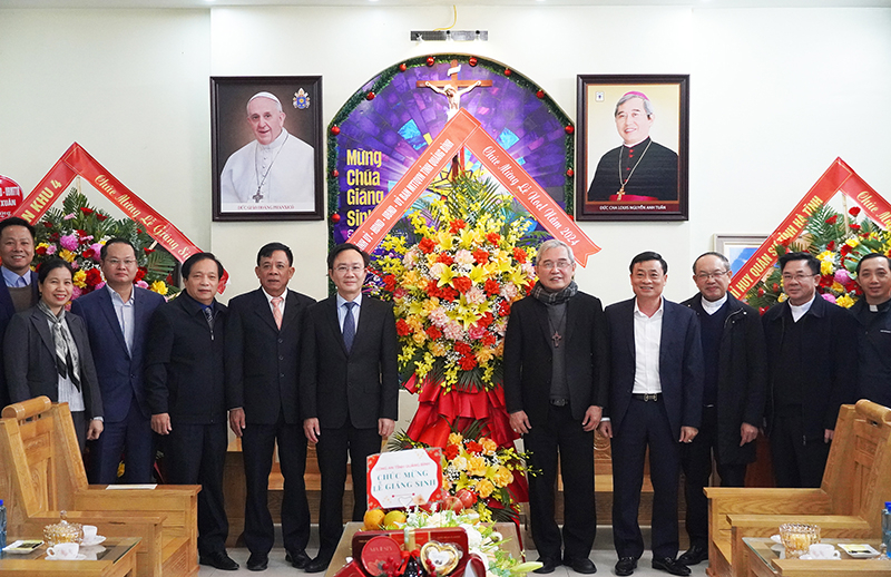 Thay mặt lãnh đạo tỉnh, đồng chí Phó Chủ tịch UBND tỉnh tặng hoa chúc mừng Tòa Giám mục Giáo phận Hà Tĩnh.