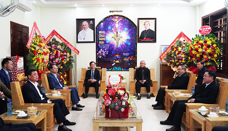 : Đồng chí Phó Chủ tịch UBND tỉnh Hoàng Xuân Tân thông tin tình hình phát triển kinh tế-xã hội của tỉnh tại buổi thăm.