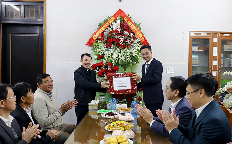 Đồng chí Bí thư Tỉnh ủy Lê Ngọc Quang tặng quà Giáng sinh cho gióa xứ Minh Tú