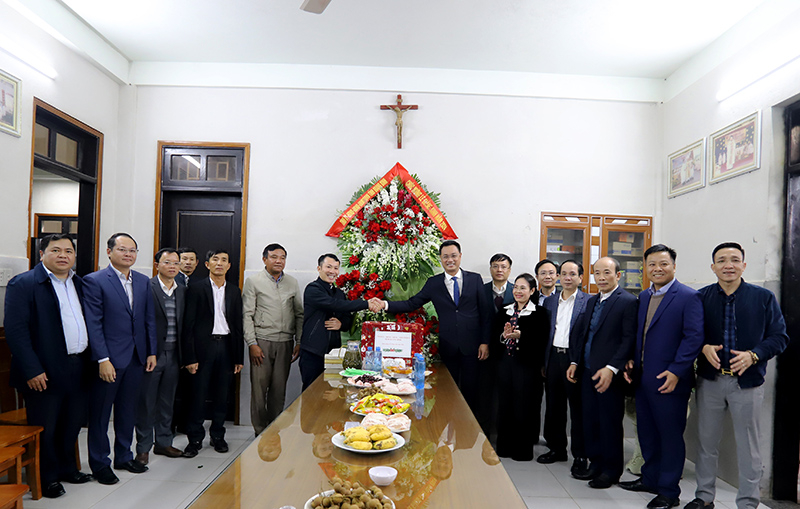 Các đồng chí lãnh đạo tỉnh cùng tặng quà chúc mừng Giáng sinh cho giáo xứ Minh Tú