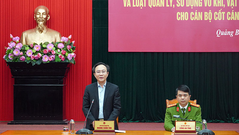 Đồng chí Phó Chủ tịch UBND tỉnh Hoàng Xuân Tân phát biểu tại hội nghị