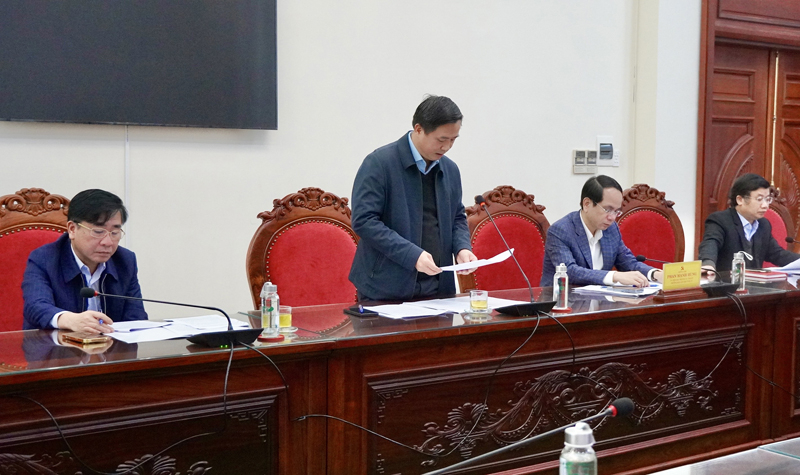 Giám đốc Sở Lao động-Thương binh và Xã hội trình bày báo cáo tình hình triển khai xóa nhà tạm, nhà dột nát cho hộ nghèo, hộ cận nghèo trên địa bàn tỉnh.