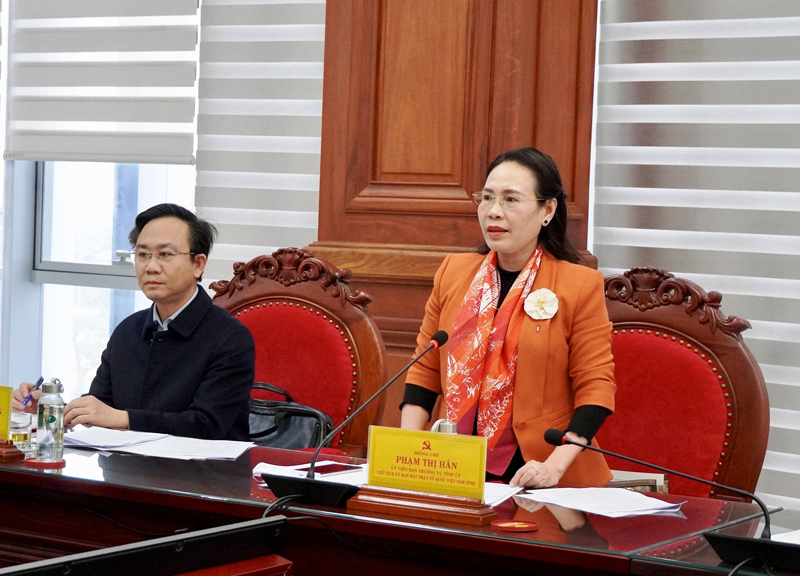 Các đại biểu thảo luận, góp ý tại cuộc họp.