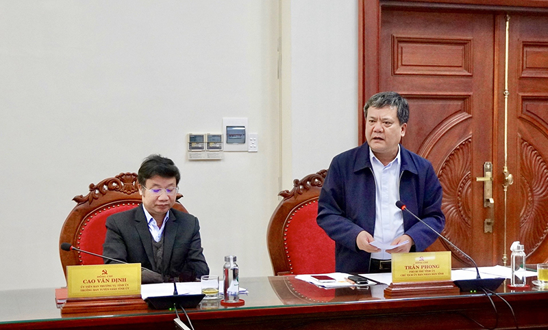 Đồng chí Chủ tịch UBND tỉnh Trần Phong điều hành thảo luận tại cuộc họp.