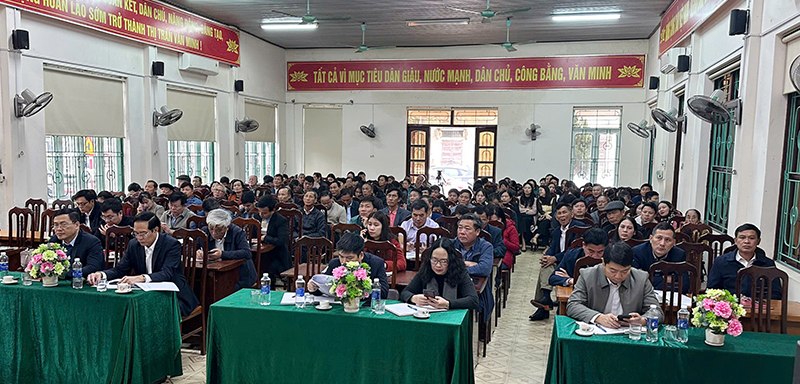 Các đại biểu, cử tri tham dự hội nghị tiếp xúc cử tri.