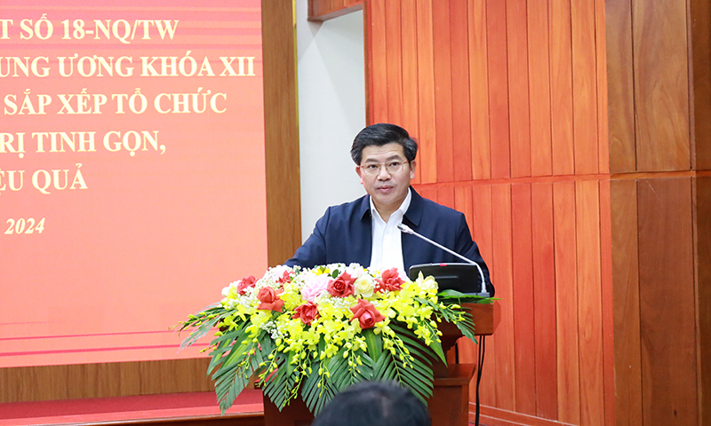 Đồng chí Trưởng ban Tổ chức Tỉnh ủy Trần Vũ Khiêm, trình bày báo cáo.