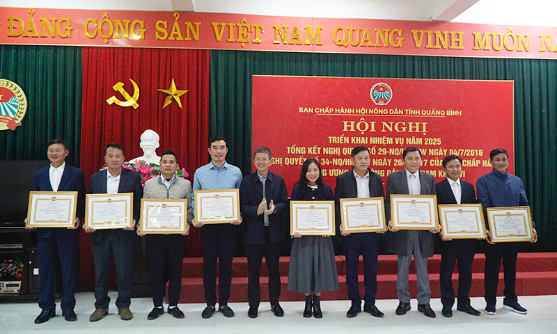 Các tập thể được khen thưởng vì có thành tích xuất sắc trong công tác hội và phong trào nông dân năm 2024.