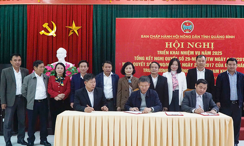 Hội Nông dân tỉnh tổ chức ký giao ước thi đua năm 2025 giữa Hội Nông dân các địa phương.