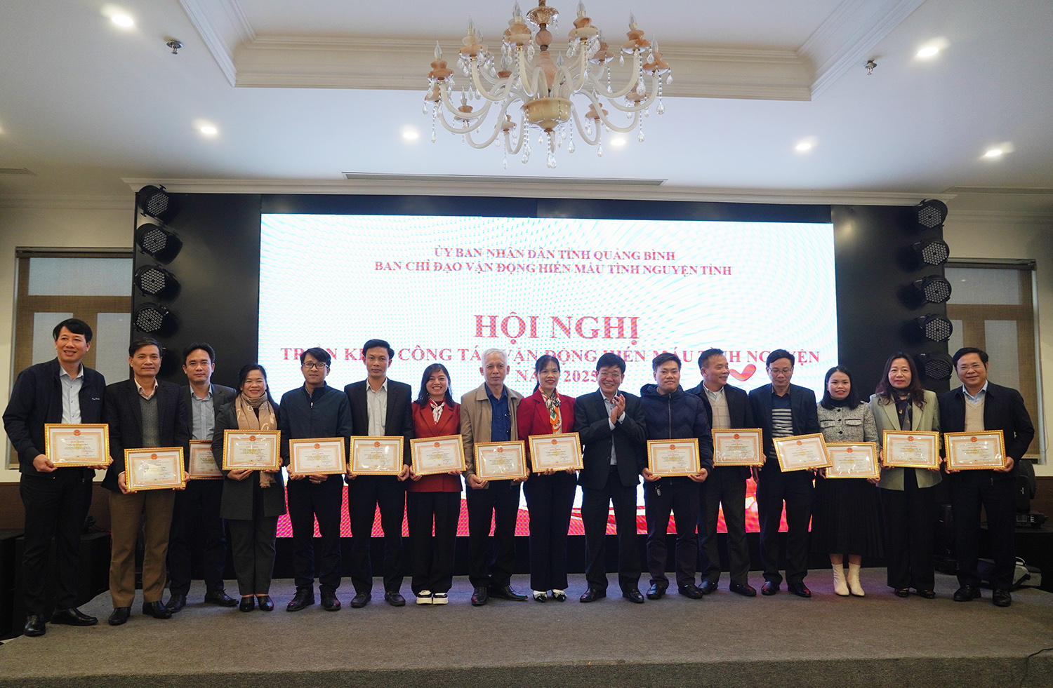 Trao giấy khen cho 15 tập thể hoàn thành đạt và vượt chỉ tiêu được giao về HMTN.