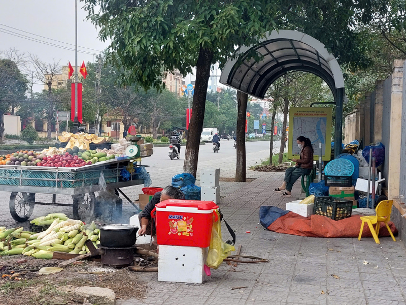 Bán hàng nơi dừng và đón khách của xe buýt.