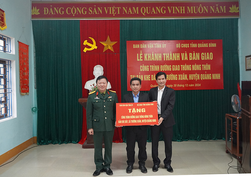 Ban Dân vận Tỉnh ủy và Bộ CHQS tỉnh bàn giao công trình NTM cho bản Khe Giây (Trường Xuân).