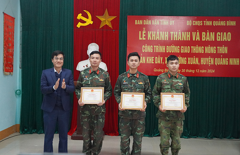 Huyện Quảng Ninh khen thưởng cho các tập thể, cá nhân có thành tích trong thực hiện công trình.