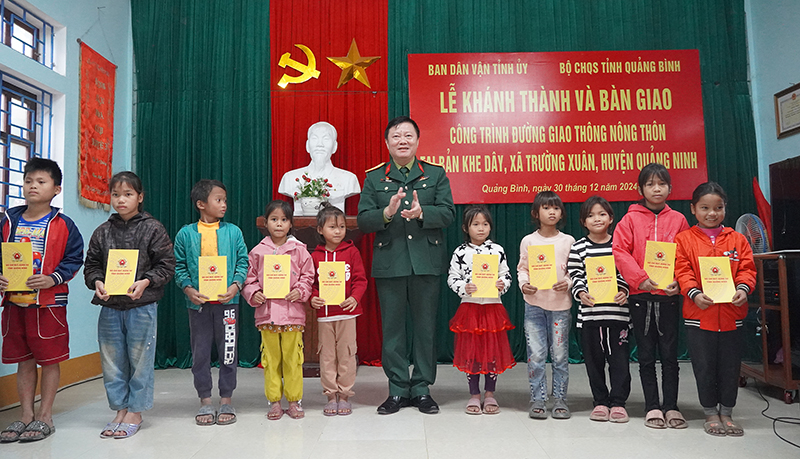 Bộ CHQS tỉnh tặng quà cho các cháu học sinh mầm non ở bản Khe Giây.