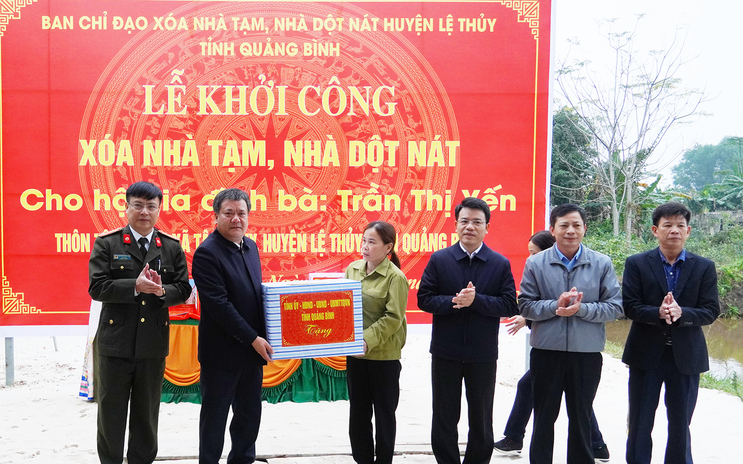 Đồng chí Phó Bí thư Tỉnh ủy, Chủ tịch UBND tỉnh Trần Phong trao quà cho gia đình bà Trần Thị Yến.