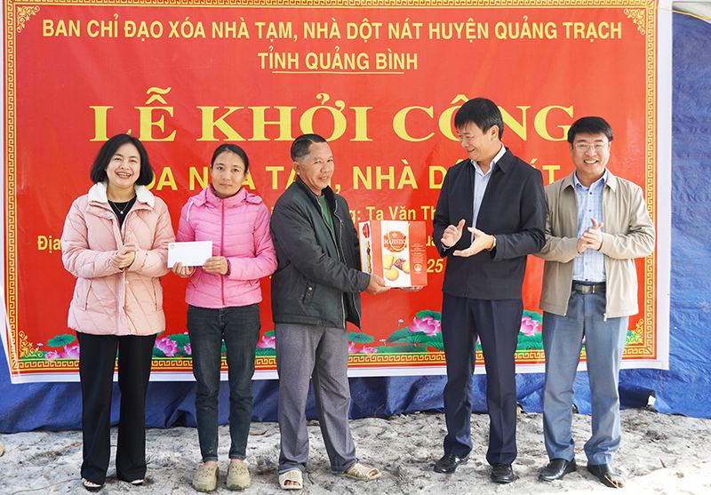 Lãnh đạo huyện Quảng Trạch và Sở Lao động-Thương binh và Xã hội tặng quà cho gia đình.
