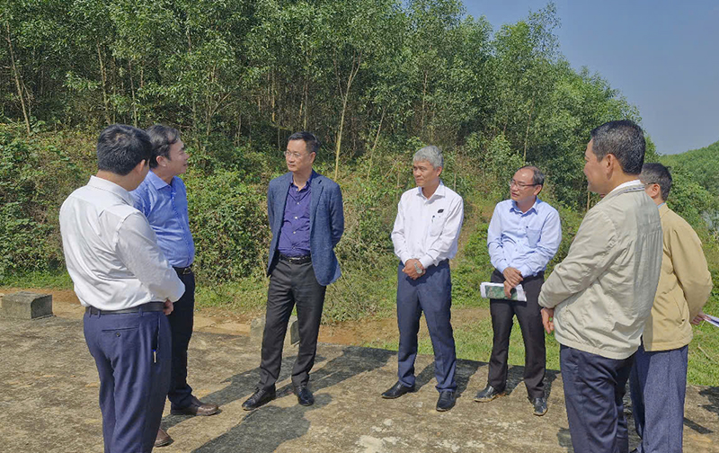 Đồng chí Bí thư Tỉnh ủy khảo sát tuyến đường liên xã Trung Hóa đi xã Hóa Hơp, Minh Hóa.