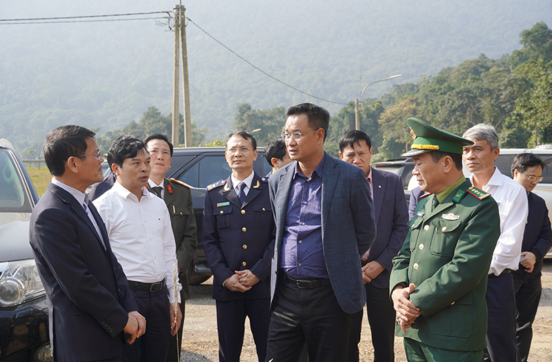 Đồng chí Bí thư Tỉnh ủy kiểm tra dự án xử lý sạt trượt tại cửa khẩu quốc tế Cha Lo.