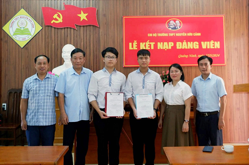 Lễ kết nạp đảng viên tại Trường THPT Nguyễn Hữu Cảnh (Quảng Ninh).