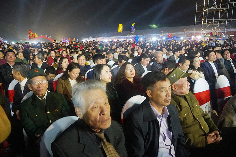 Chương trình thu hút đông đảo người dân đến xem.