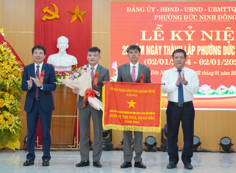 Phường Đức Ninh Đông được UBND tỉnh tặng cờ đơn vị thi đua xuất sắc năm 2022.