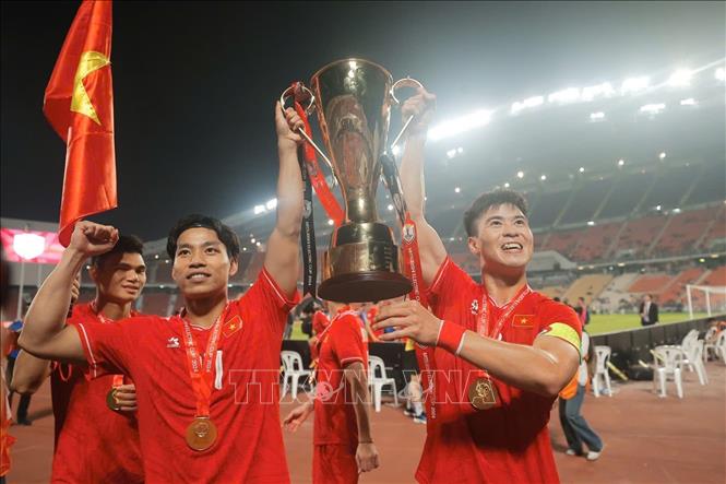 Duy Mạnh và Văn Thanh hân hoan giương cao cup vô địch. Ảnh: Minh Quyết/PV TTXVN từ Thái Lan
