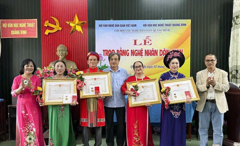 Trao bằng nghệ nhân dân gian cho các hội viên.