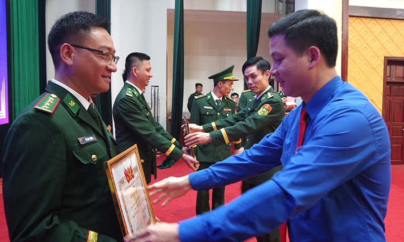 Đại diện lãnh đạo Tỉnh đoàn trao bằng khen cho các tập thể, cá nhân có thành tích xuất sắc trong công tác Đoàn và phong trào Thanh thiếu nhi năm 2024.