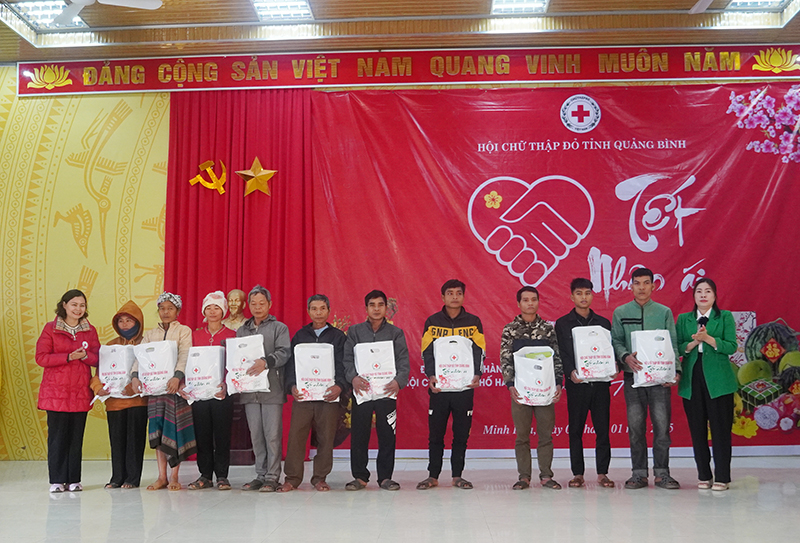 Ban tổ chức trao quà cho người dân xã Trọng Hóa.