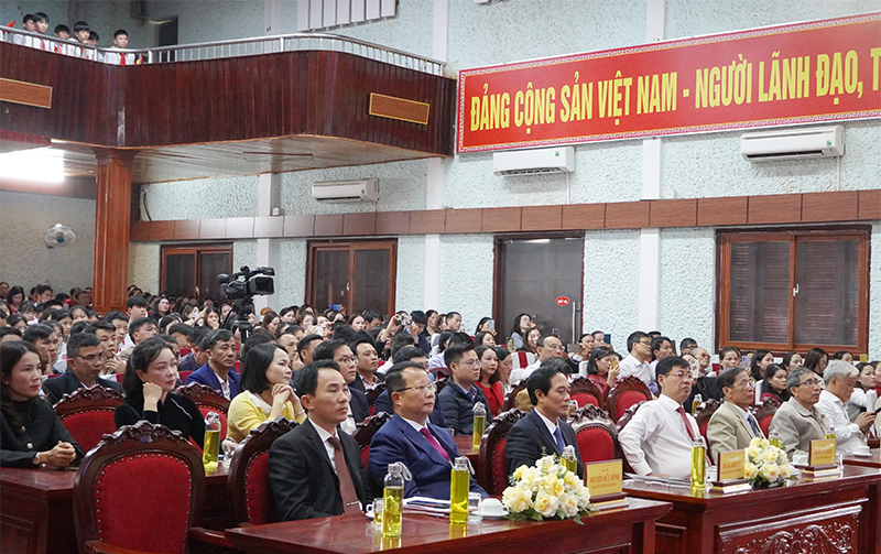 Các đại biểu tham dự tại buổi lễ.