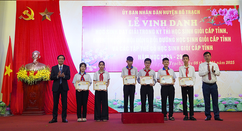 Đại diện lãnh đạo huyện Bố Trạch tặng thưởng cho các học sinh đoạt giải nhất kỳ thi học sinh giỏi lớp 9 cấp tỉnh.