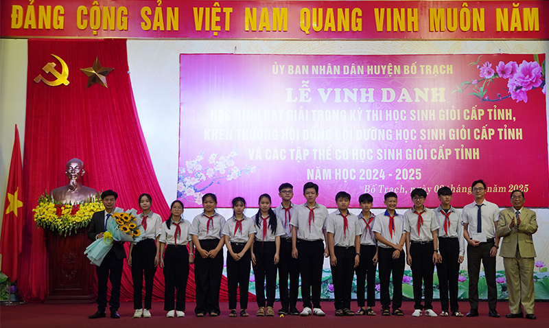 Tặng hoa, trao thưởng cho các đội tuyển có học sinh đoạt giải.