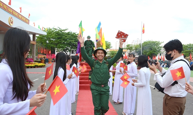 Thanh niên TP. Nha Trang bước qua cầu vinh quang, hăng hái nhập ngũ (năm 2024). 
