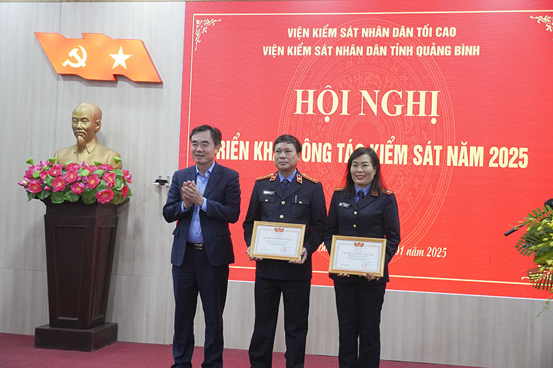 Đồng chí Nguyễn Lương Bình trao bằng công nhận danh hiệu tập thể lao động xuất sắc của Viện Kiểm sát nhân dân tối cao cho các đơn vị
