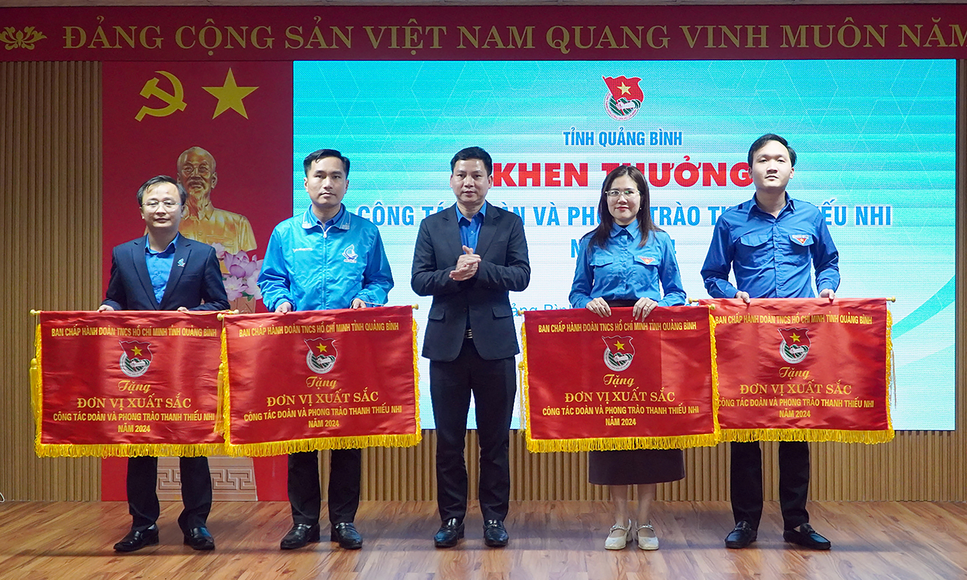 Lãnh đạo Tỉnh đoàn trao cờ thi đua cho các đơn vị có thành tích “Đơn vị xuất sắc trong công tác Đoàn và phong trào Thanh thiếu nhi năm 2024”. 