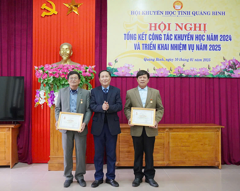 Lãnh đạo Hội Khuyến học tỉnh trao Kỷ niệm chương tặng các cá nhân.