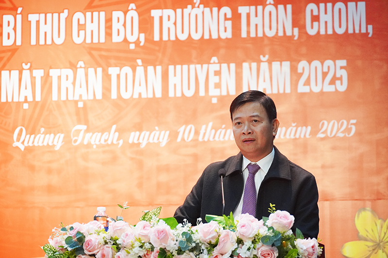 Lãnh đạo huyện Quảng Trạch phát biểu tại buổi gặp mặt.
