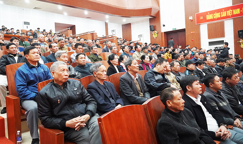 : 438 đồng chí là bí thư đảng bộ bộ phận, bí thư chi bộ, trưởng thôn, trưởng ban công tác mặt trận, trưởng chòm trên địa bàn huyện tham dự buổi gặp mặt.