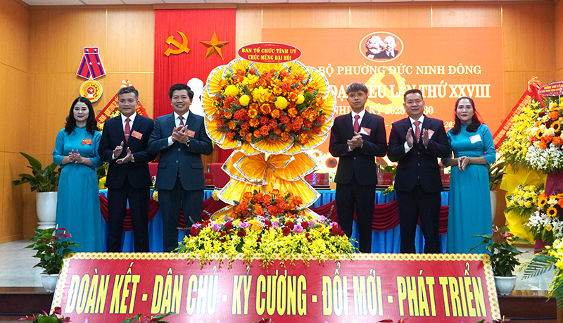 Đồng chí Trưởng Ban Tổ chức Tỉnh ủy Trần Vũ Khiêm tặng hoa chúc mừng đại hội.