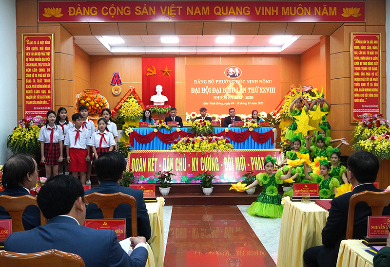Đại diện thế hệ thiếu niên nhi đồng chào mừng đại hội.