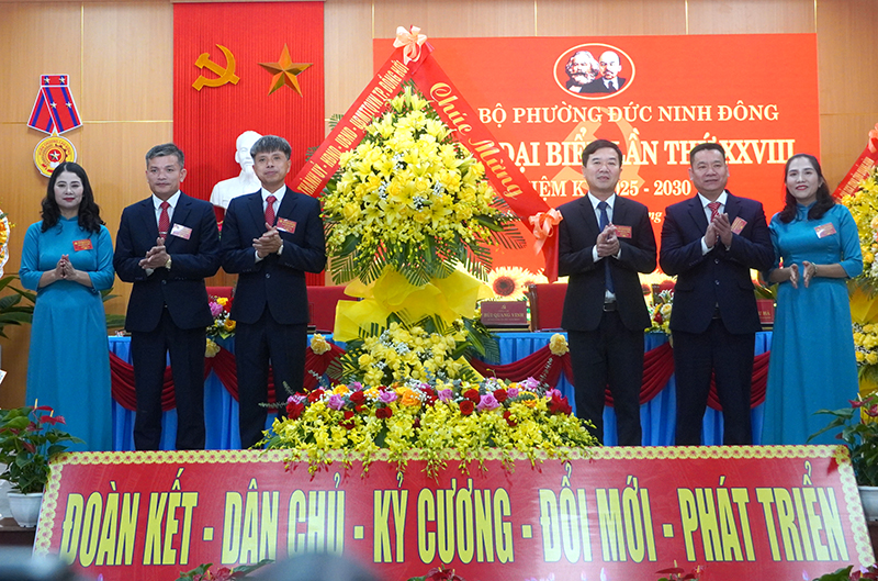 Đồng chí Phó Bí thư Thường trực phụ trách Thành ủy Đồng Hới Nguyễn Hữu Phước tặng hoa chúc mừng đại hội.