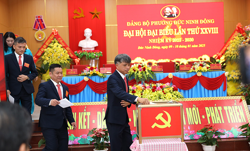 Các đại biểu bỏ phiếu bầu Ban Chấp hành Đảng bộ phường Đức Ninh Đông nhiệm kỳ 2025-2030