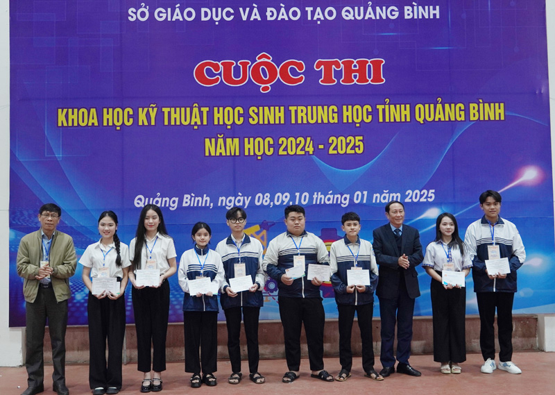Lãnh đạo Sở GD-ĐT và Hội Khuyến học tỉnh trao giấy chứng nhận và phần thưởng cho các dự án đoạt giải nhất.