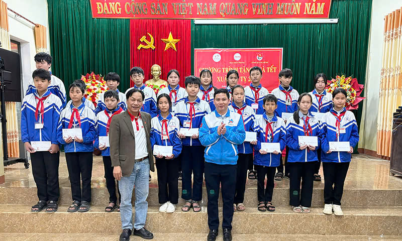 Trao quà cho các em học sinh có hoàn cảnh khó khăn tại Trường THCS Xuân Thủy, huyện Lệ Thuỷ