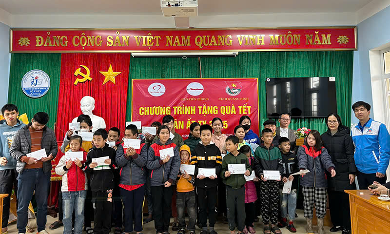 trao quà cho các em học sinh có hoàn cảnh khó khăn tại Trung tâm Giáo dục Trẻ Khuyết tật huyện Lệ Thuỷ.